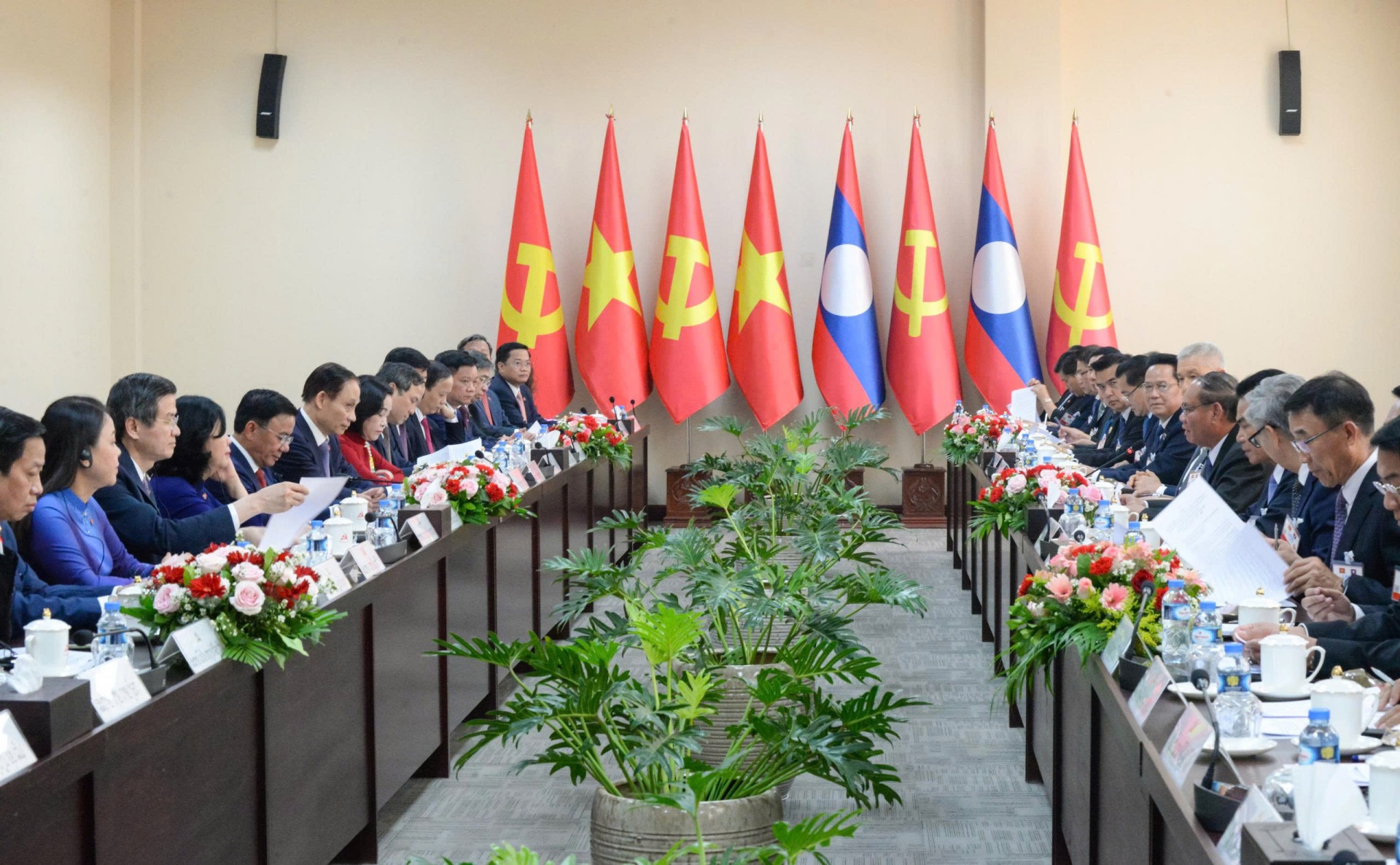 ຜູ້ປະປະຈຳການຄະນະເລຂາທິການສູນກາງພັກ ຫວຽດນາມ ແລະ ລາວ ດຳເນີນການໂອ້ລົມສົນທະນາ